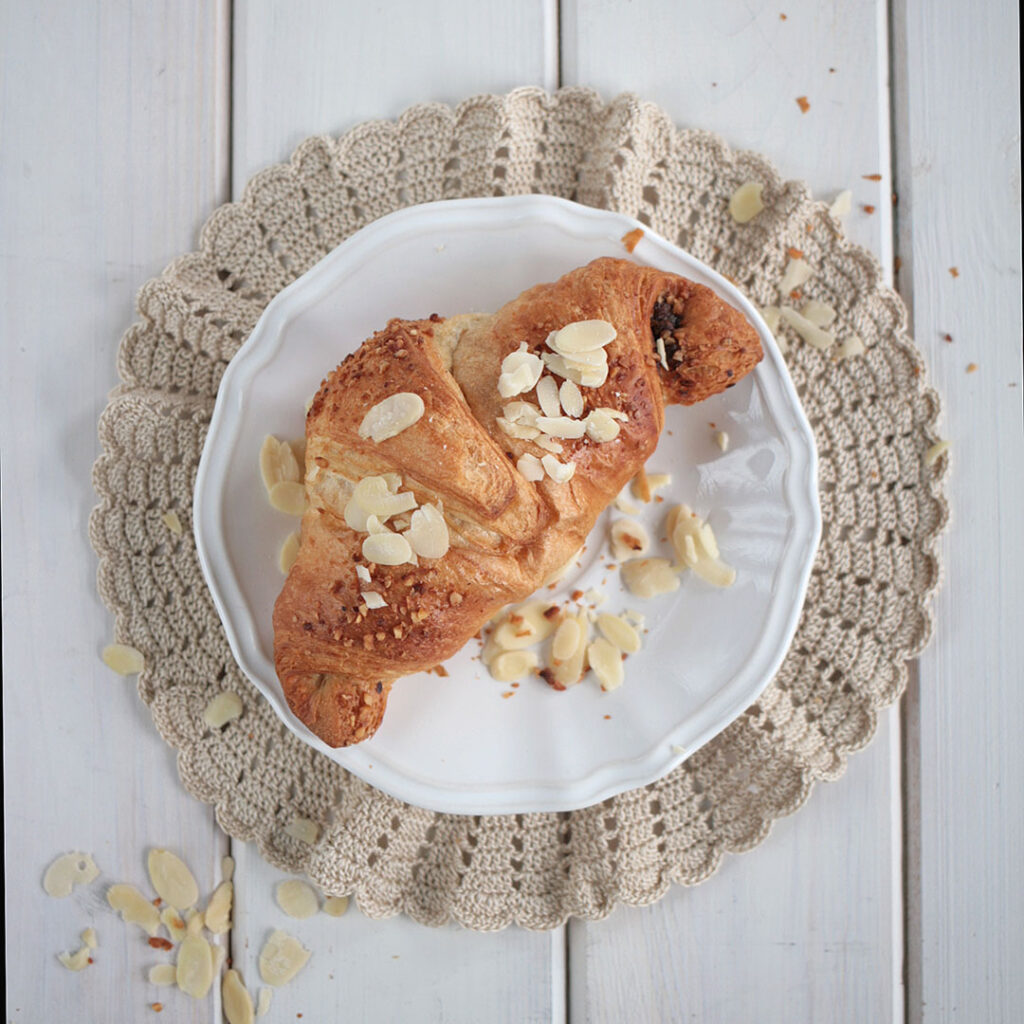croissant na śniadanie, sesja, flat lay, Mag Bee Fotografia produktowa