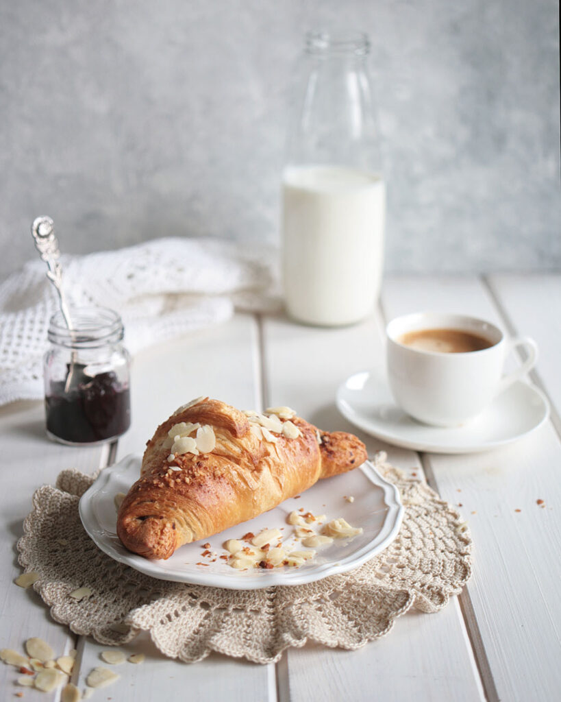 croissant na śniadanie, sesja zdjęciowa, Mag Bee Fotografia produktowa