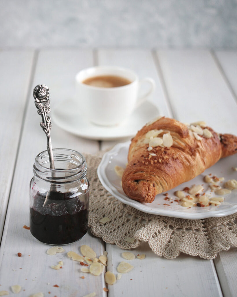croissant na śniadanie, sesja kulinarna, Mag Bee Fotografia produktowa