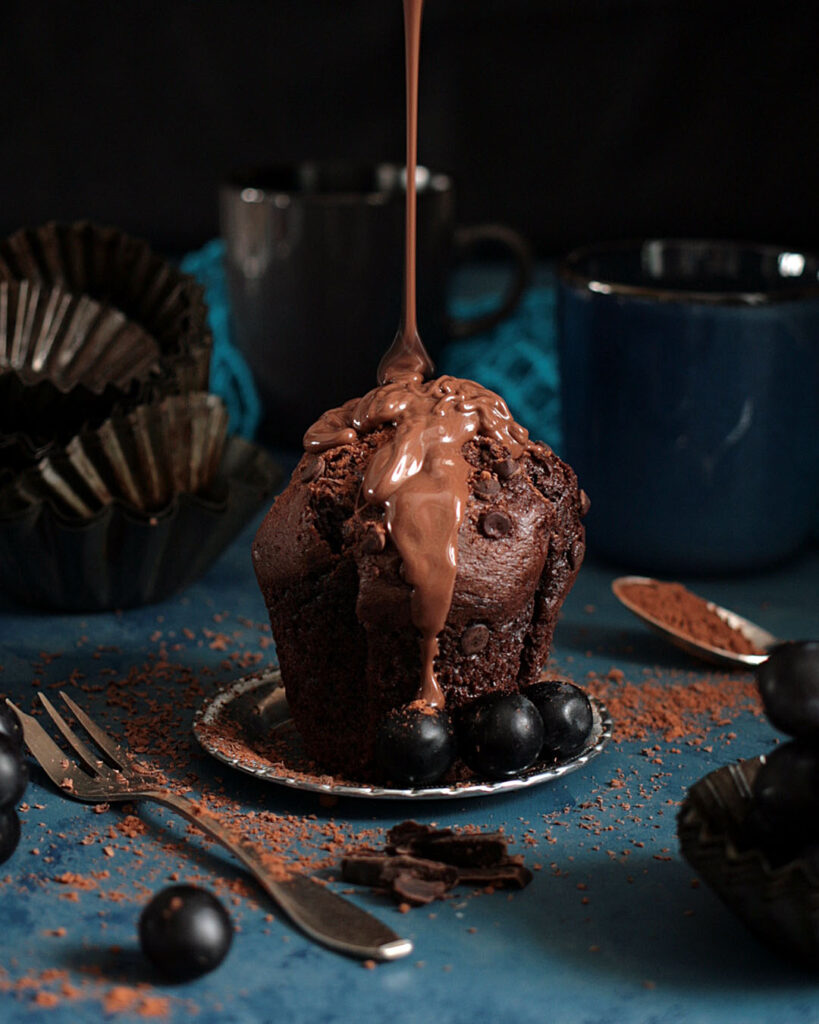 muffinka z polewą czekoladową, Mag Bee Fotografia kulinarna