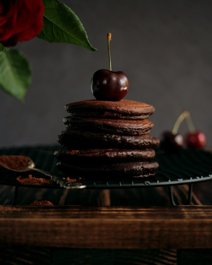 placki czekoladowe z wiśniami, sesja kulinarna, Mag Bee Fotografia