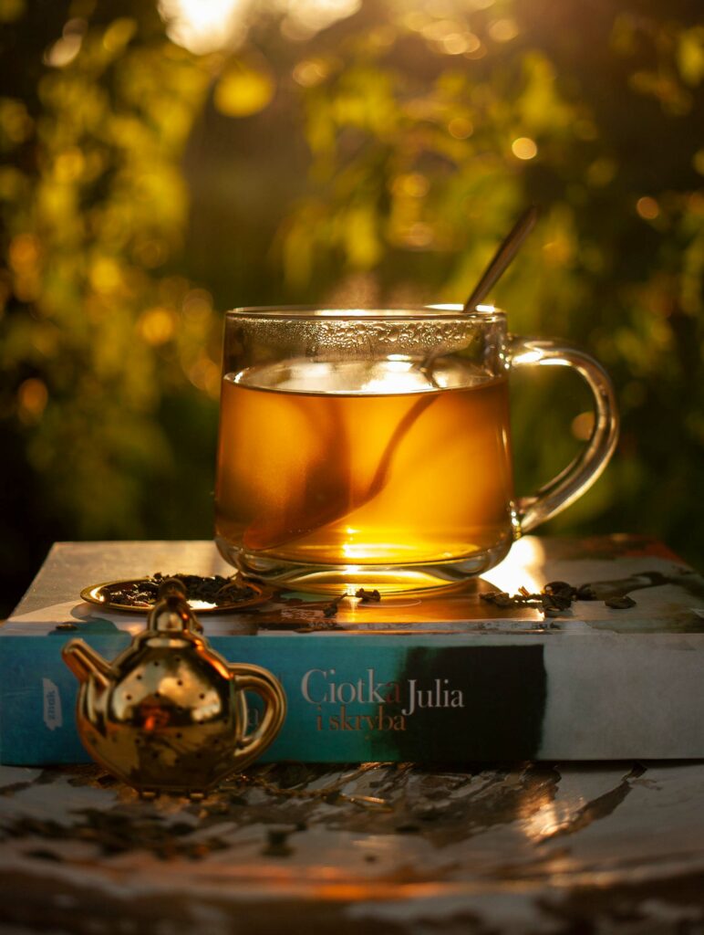 herbata i książka, relaks w ogrodzie, Mag Bee Fotografia produktowa