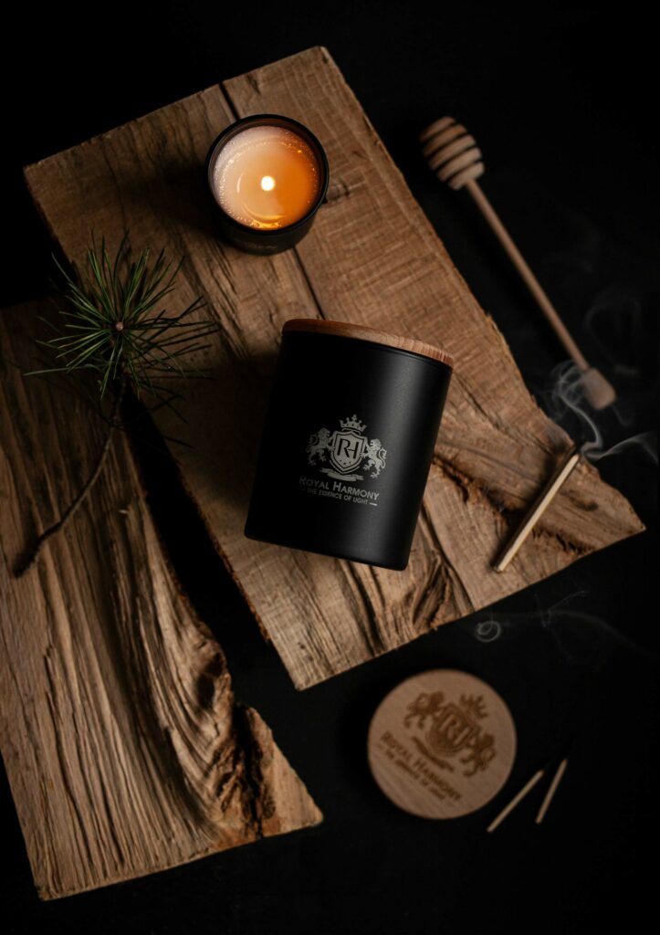 stylizacja świec, zapach drzewno-miodowy, Mag Bee Fotografia produktowa