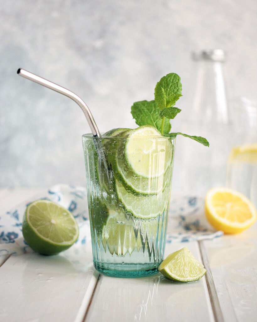 napój, woda z limonką, stylizacja produktowa, Mag Bee Fotografia