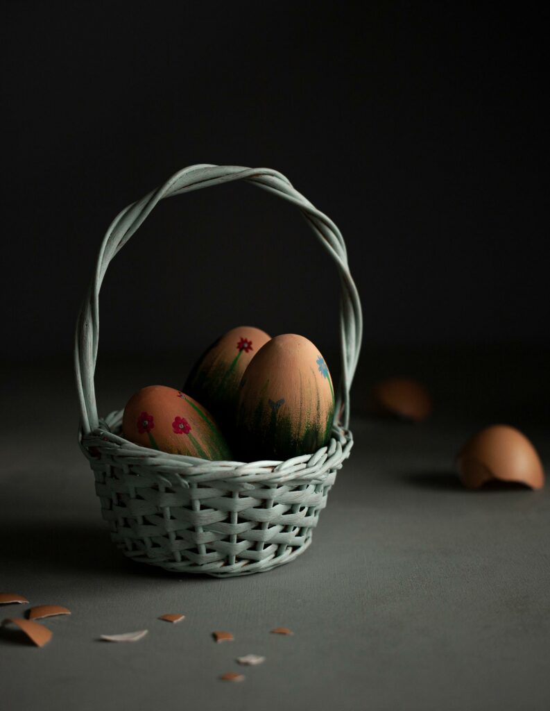 wielkanocny koszyk z ozdobnymi jajkami, Mag Bee Fotografia produktowa